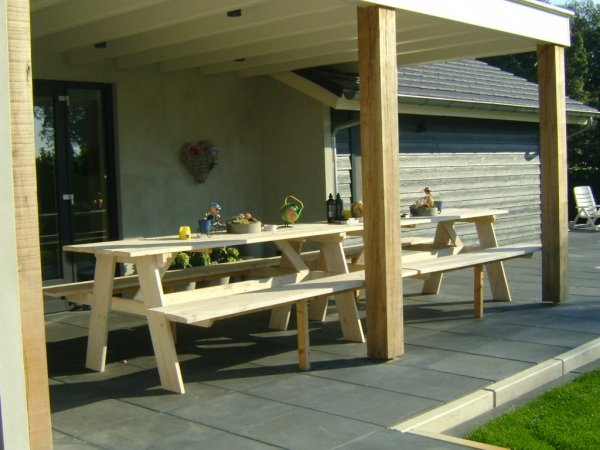 Tuinbanken onder veranda