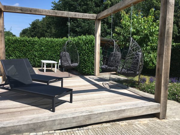zonneterras met hangstoelen