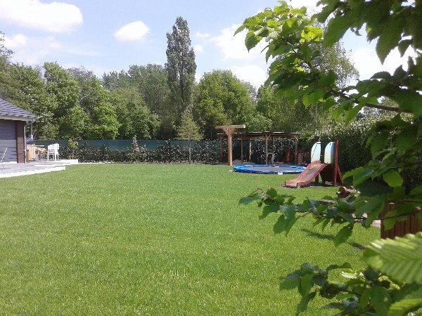 Geheel omheinde tuin