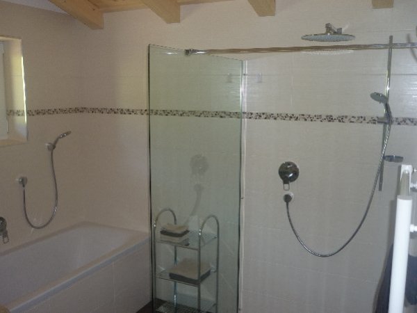 Grote badkamer met ligbad en inloop(regen)douche